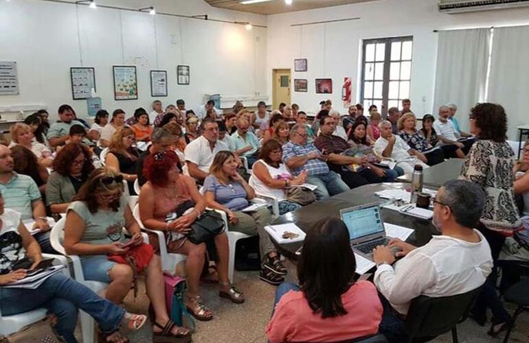 En reunión. Ayer se reunió en Santa Fe la asamblea provincial de Amsafé, y tras ello retrucó la ministra de Educación En reunión. Ayer se reunió en Santa Fe la asamblea provincial de Amsafé, y tras ello retrucó la ministra de Educación