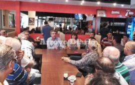 En un bar céntrico. Rossi compartió un desayuno con vecinos de Arroyo Seco en uno de los bares de la ciudad.