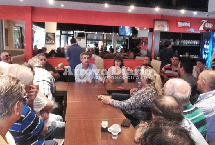 En un bar céntrico. Rossi compartió un desayuno con vecinos de Arroyo Seco en uno de los bares de la ciudad.