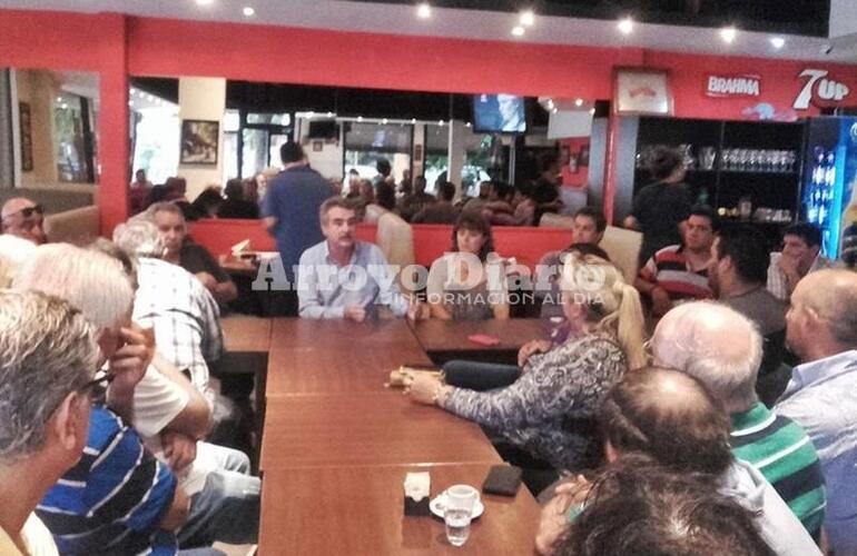 En un bar céntrico. Rossi compartió un desayuno con vecinos de Arroyo Seco en uno de los bares de la ciudad.