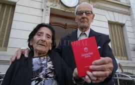 Sue&ntilde;o cumplido. �Mi pap&aacute; siempre quiso casarse�, cont&oacute; uno de los hijos del flamante matrimonio. Foto: Mauricio Gar&iacute;n