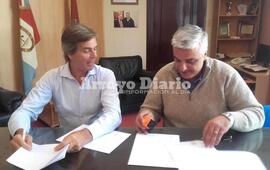 En la municipalidad. La firma del convenio se efectu&oacute; en el despacho del intendente Esper el 13 de marzo. Foto: Archivo AD
