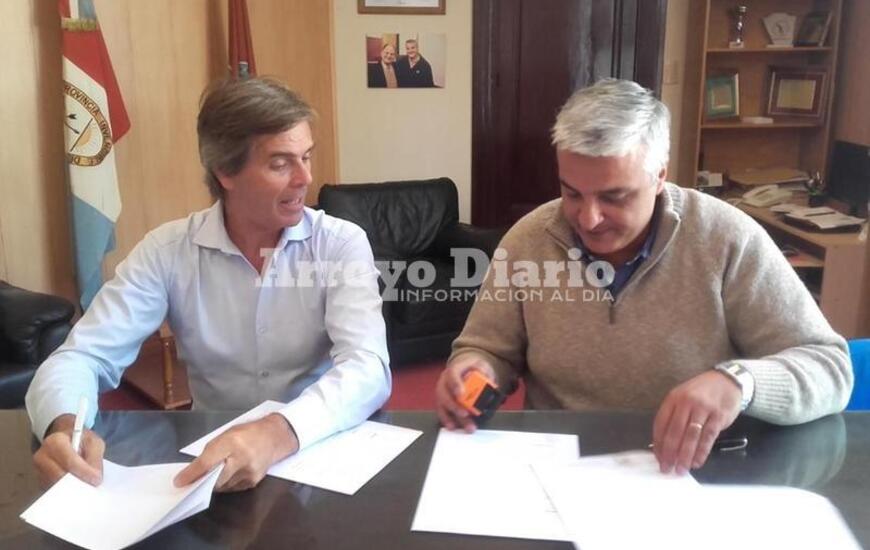 En la municipalidad. La firma del convenio se efectu&oacute; en el despacho del intendente Esper el 13 de marzo. Foto: Archivo AD
