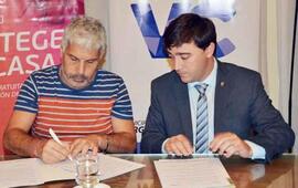 Sobre el acuerdo. El intendente Berti firm&oacute; el convenio destinado a resguardar viviendas familiares.