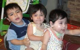 Hermanitos. Teo, Sara y Zoe, son trillizos y viven en Independencia 1685