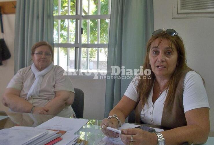 Claudia De Luca, directora del Hospital y Luisa Ayala, Encargada de Vacunación.