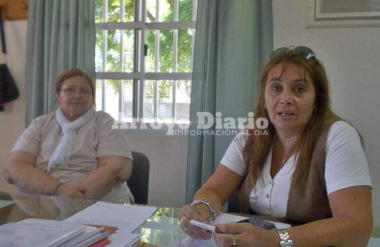 Claudia De Luca, directora del Hospital y Luisa Ayala, Encargada de Vacunaci&oacute;n.