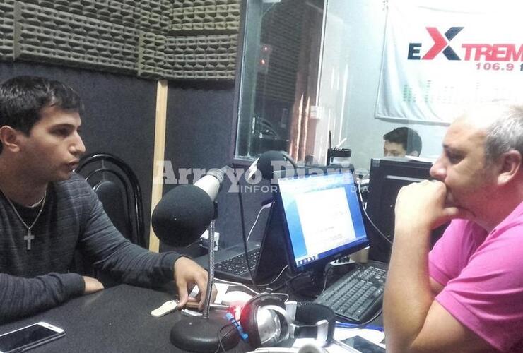 En la radio. Alejandro Coradini estuvo en los estudios de Radio Extremo 106.9 convocando a los vecinos interesados en acceder a este beneficio.