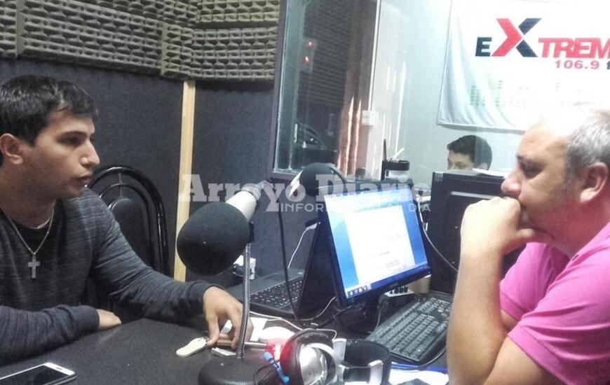 En la radio. Alejandro Coradini estuvo en los estudios de Radio Extremo 106.9 convocando a los vecinos interesados en acceder a este beneficio.