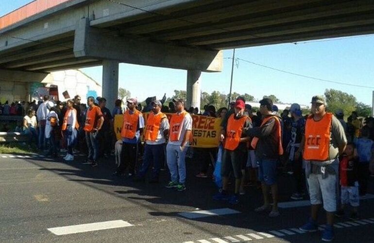 El piquete en la autopista Rosario-Buenos Aires. Foto: CCC