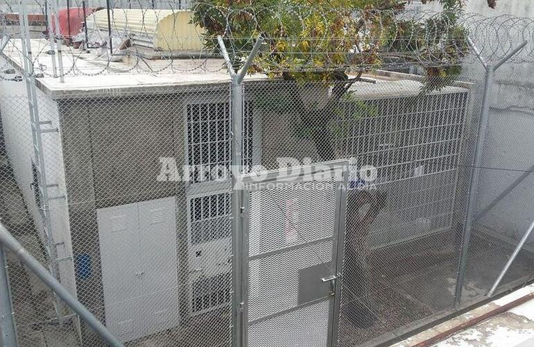 Para 12. El módulo de detención ubicado en la seccional local tiene capacidad para alojar hasta 12 presos. Para 12. El módulo de detención ubicado en la seccional local tiene capacidad para alojar hasta 12 presos.