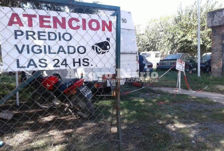 Predio vigilado las 24 horas. Es lo que reza el cartel de ingreso al predio, sin embargo la cámara no está en funcionamiento. Foto: Nicolás Trabaina