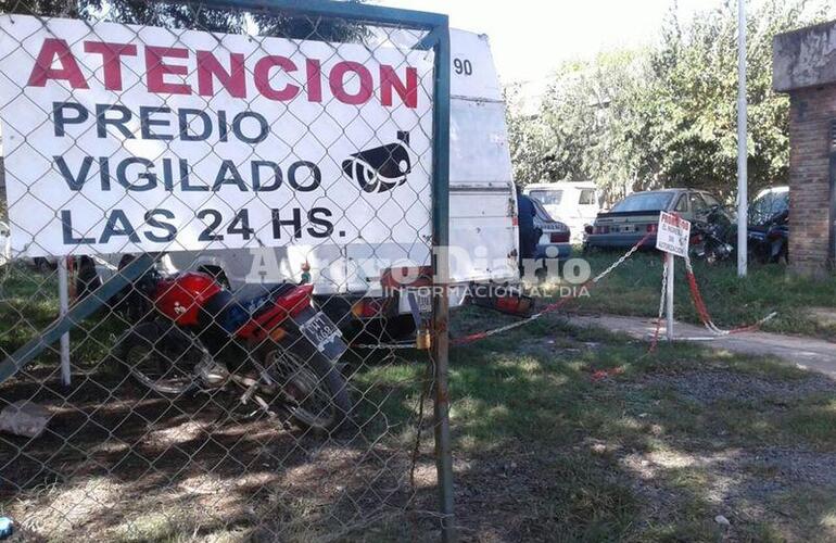 Predio vigilado las 24 horas. Es lo que reza el cartel de ingreso al predio, sin embargo la cámara no está en funcionamiento. Foto: Nicolás Trabaina