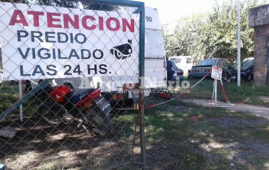 Predio vigilado las 24 horas. Es lo que reza el cartel de ingreso al predio, sin embargo la cámara no está en funcionamiento. Foto: Nicolás Trabaina