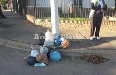 Imagen de Malos vecinos: se levantó y se encontró con las bolsitas delante de su casa