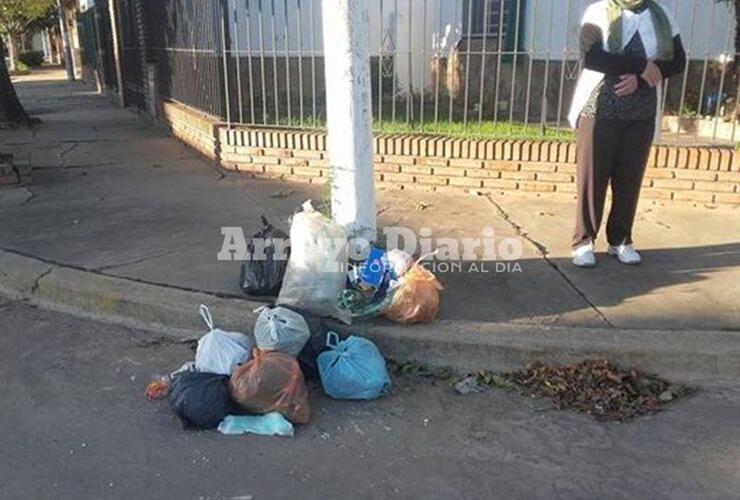Imagen de Malos vecinos: se levantó y se encontró con las bolsitas delante de su casa
