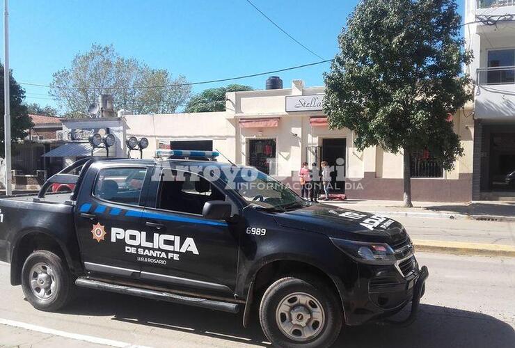 En el lugar. Personal del Comando se apersonó a dialogar con la dueña del negocio.