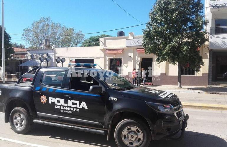 En el lugar. Personal del Comando se apersonó a dialogar con la dueña del negocio.