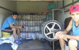 En la imagen se aprecia las condiciones en las que viajan los recolectores y el carro que utilizan para su tarea. Foto: Diario El Sur