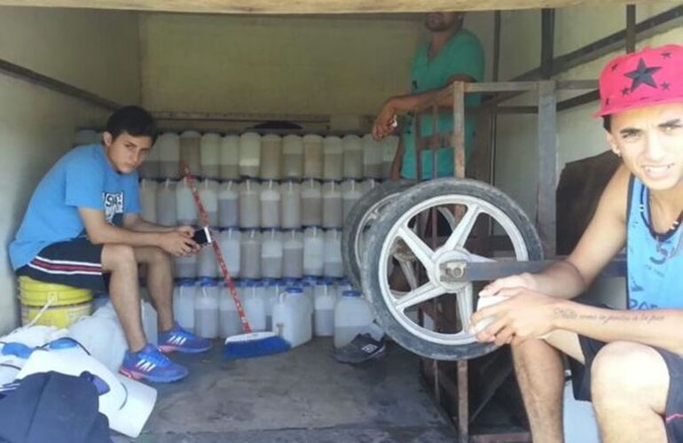 En la imagen se aprecia las condiciones en las que viajan los recolectores y el carro que utilizan para su tarea. Foto: Diario El Sur