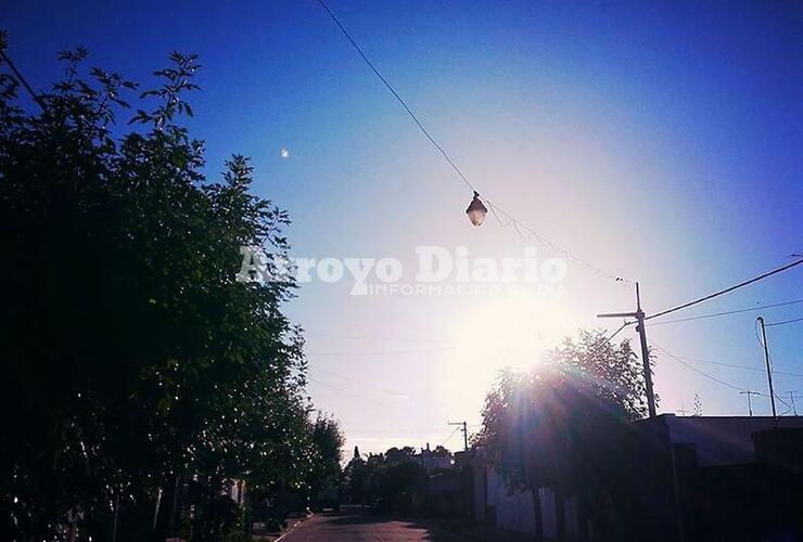 Despuntando. El sol presente desde las primeras horas de la mañana de este sábado.