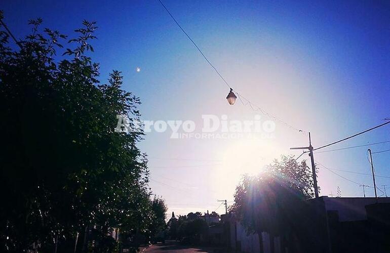 Despuntando. El sol presente desde las primeras horas de la mañana de este sábado.