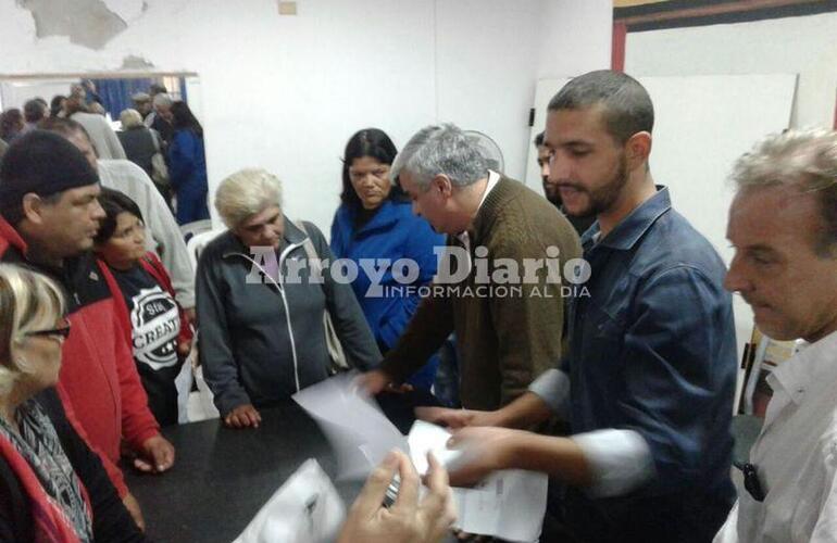 En el Centro Cultural. La entrega se realizó en el SUM y estuvo encabezada por el intendente Nizar Esper. Foto: Nicolás Trabaina