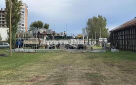 En la previa. Esta mañana y desde temprano comenzaban a armar el escenario. Foto: Gentileza Franco De Cristófano.