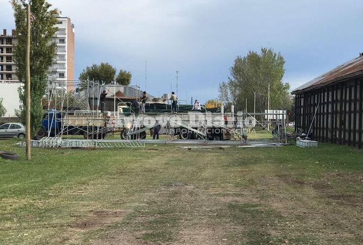 En la previa. Esta mañana y desde temprano comenzaban a armar el escenario. Foto: Gentileza Franco De Cristófano.