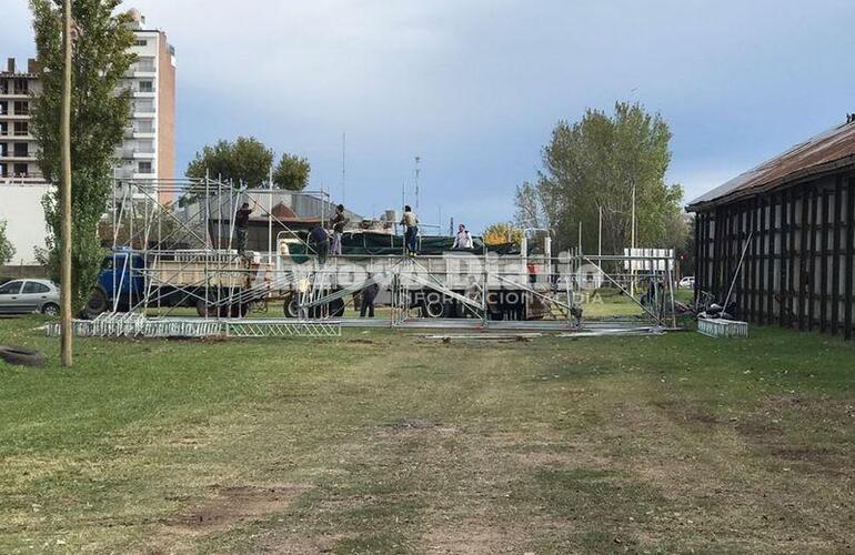 En la previa. Esta mañana y desde temprano comenzaban a armar el escenario. Foto: Gentileza Franco De Cristófano.