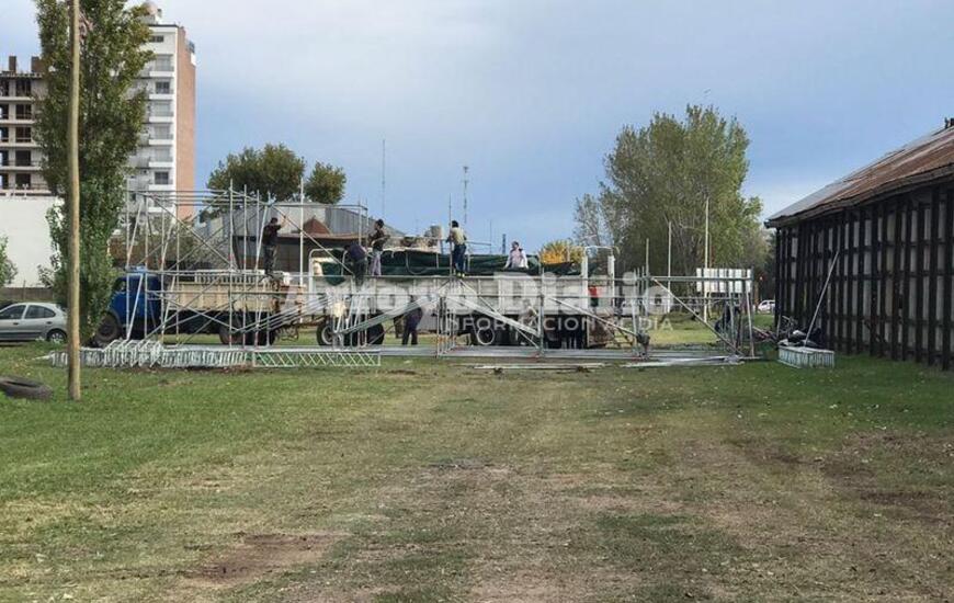 En la previa. Esta ma&ntilde;ana y desde temprano comenzaban a armar el escenario. Foto: Gentileza Franco De Crist&oacute;fano.