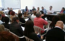 Reunidos.En asamblea, los docentes de Amsaf&eacute; decidieron, por mayor&iacute;a, aceptar la propuesta del gobierno.