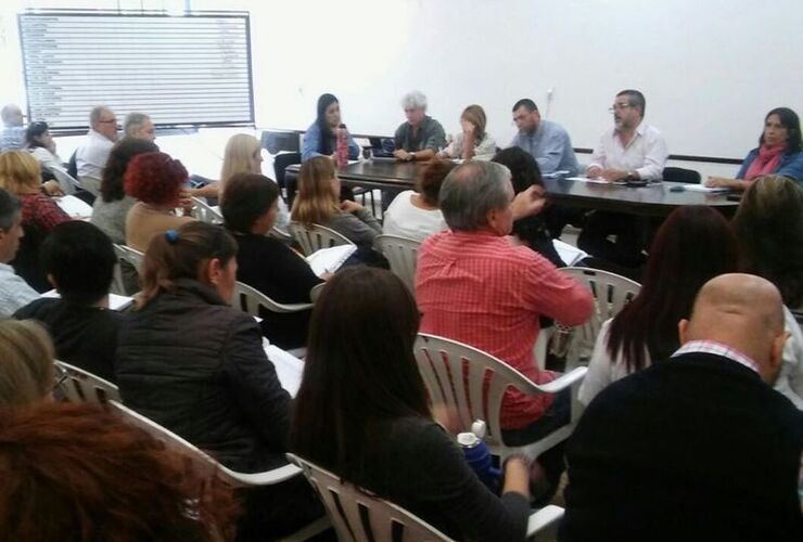 Reunidos.En asamblea, los docentes de Amsafé decidieron, por mayoría, aceptar la propuesta del gobierno.