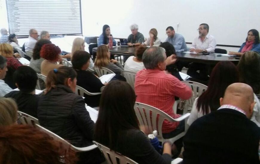 Reunidos.En asamblea, los docentes de Amsafé decidieron, por mayoría, aceptar la propuesta del gobierno.