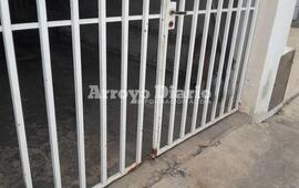 Por segunda vez en pocos d&iacute;as. Este es el port&oacute;n que los ladrones intentaron violentar esta ma&ntilde;ana.