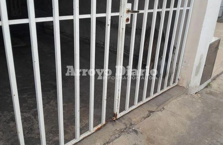 Por segunda vez en pocos d&iacute;as. Este es el port&oacute;n que los ladrones intentaron violentar esta ma&ntilde;ana.