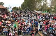 Predio repleto. El predio de la estación recibió a familias enteras durante toda la tarde y para esta noche se espera aún más gente.