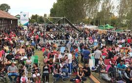 Predio repleto. El predio de la estación recibió a familias enteras durante toda la tarde y para esta noche se espera aún más gente.