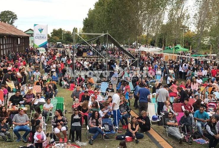 Predio repleto. El predio de la estación recibió a familias enteras durante toda la tarde y para esta noche se espera aún más gente.