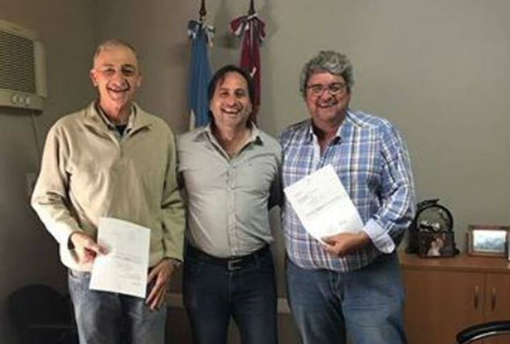 En la foto. El presidente de la comuna Esteban Ferri junto a los productores que recibieron sus certificados. Foto: Gentileza Comuna General Lagos