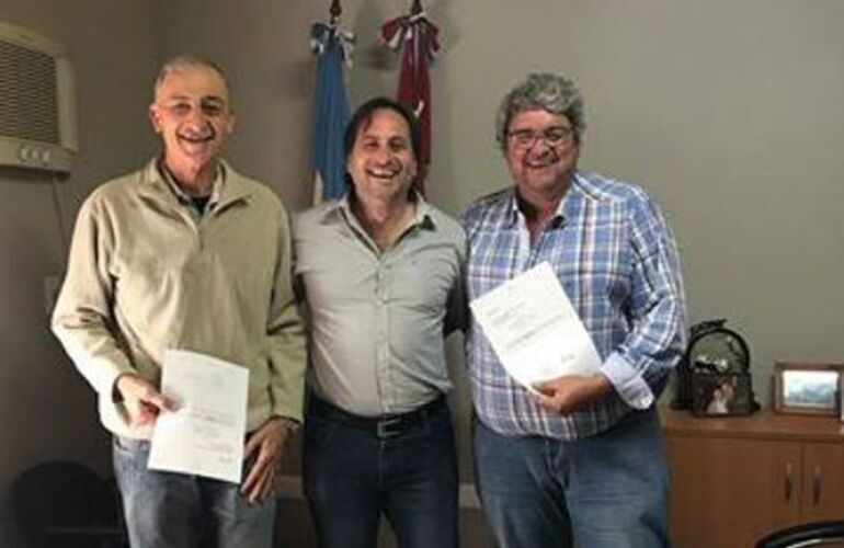 En la foto. El presidente de la comuna Esteban Ferri junto a los productores que recibieron sus certificados. Foto: Gentileza Comuna General Lagos