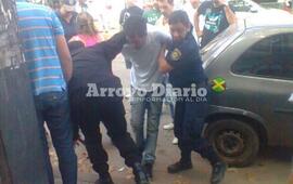 Gonz&aacute;lez en el momento de la detenci&oacute;n en Arroyo Seco. Foto: Archivo AD