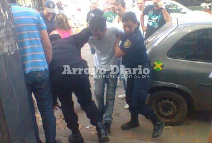 González en el momento de la detención en Arroyo Seco. Foto: Archivo AD