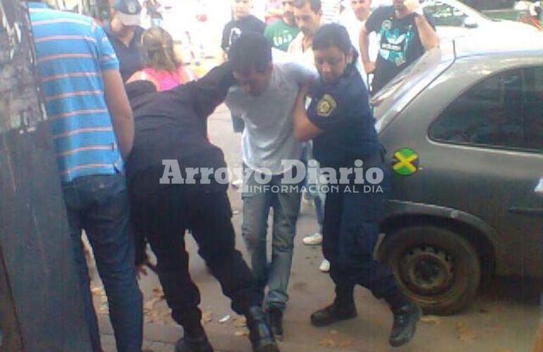 González en el momento de la detención en Arroyo Seco. Foto: Archivo AD