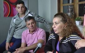 Familiares. Los padres y el hermano de Esteban G&oacute;mez salieron a los medios a pedir respaldo a la comunidad. Foto: Facebook Canal 2