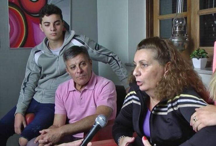 Familiares. Los padres y el hermano de Esteban Gómez salieron a los medios a pedir respaldo a la comunidad. Foto: Facebook Canal 2