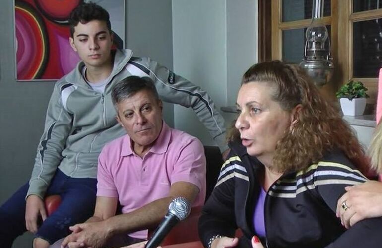 Familiares. Los padres y el hermano de Esteban Gómez salieron a los medios a pedir respaldo a la comunidad. Foto: Facebook Canal 2