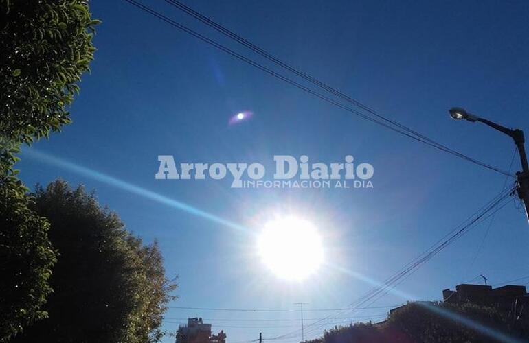 Sol todo el d&iacute;a. Jornada soleada, fresca y sin probabilidad de lluvias.