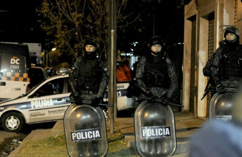 Tres policías quedaron separados de la fuerza.