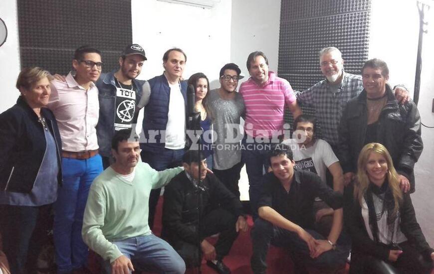 Felices. Las autoridades de la Comuna junto a parte del equipo del Centro Cultural.